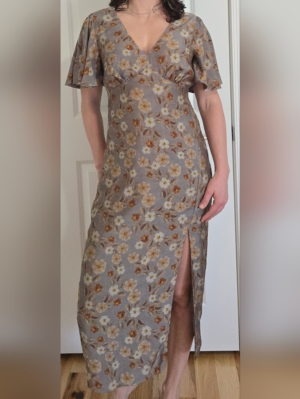 Lulu's Grey Floral Flutter Sleeve Midi Dress, M - Picture 4 of 16